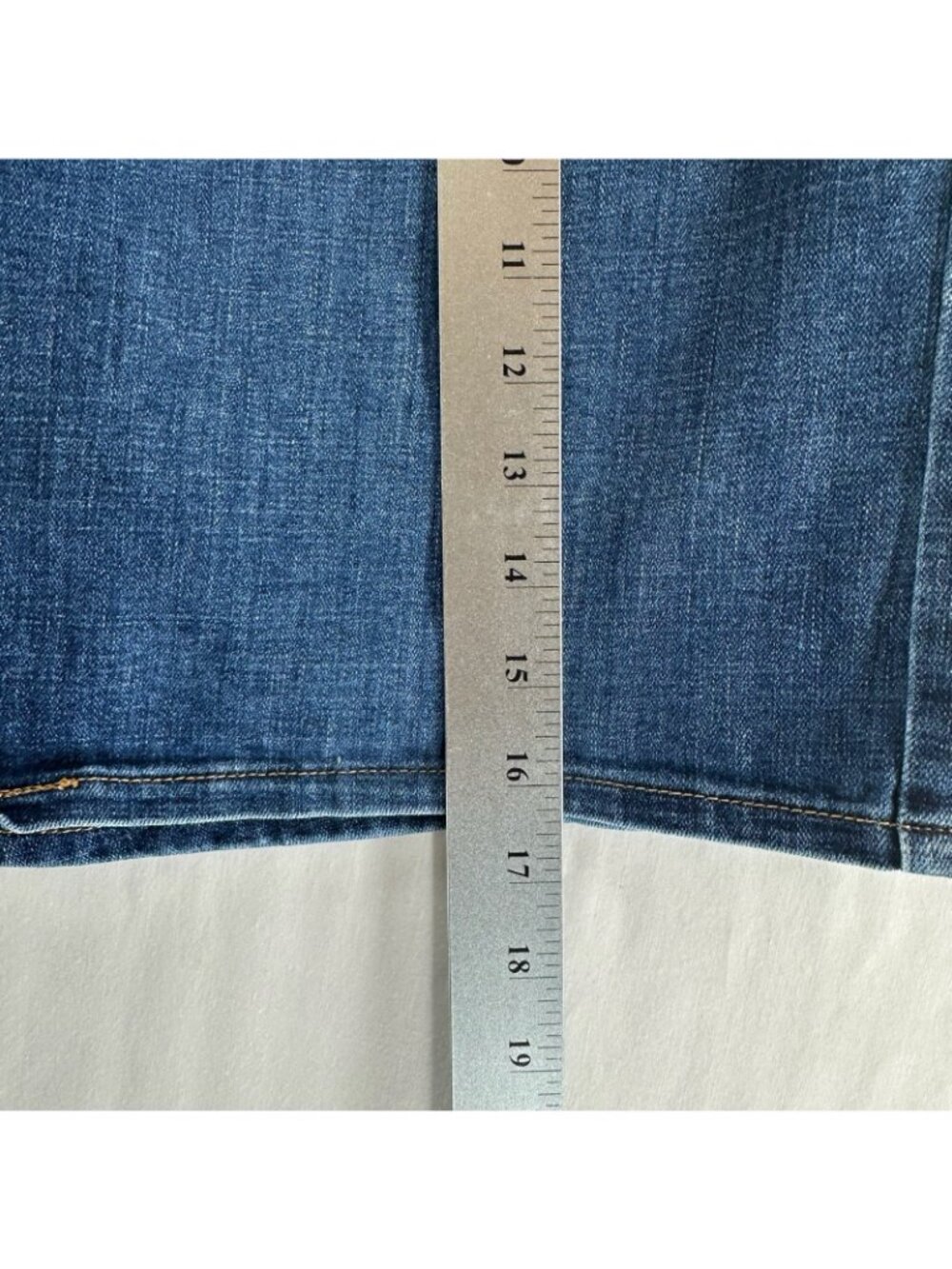 Levis Classic Jean Short Womens 29 Medium Wash Denim Zip Fly Summer Casual Blue - Picture 4 of 7
